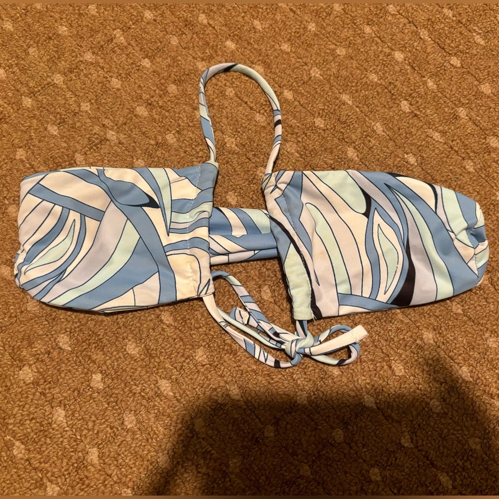Strapless bikini top can be tied many different ways